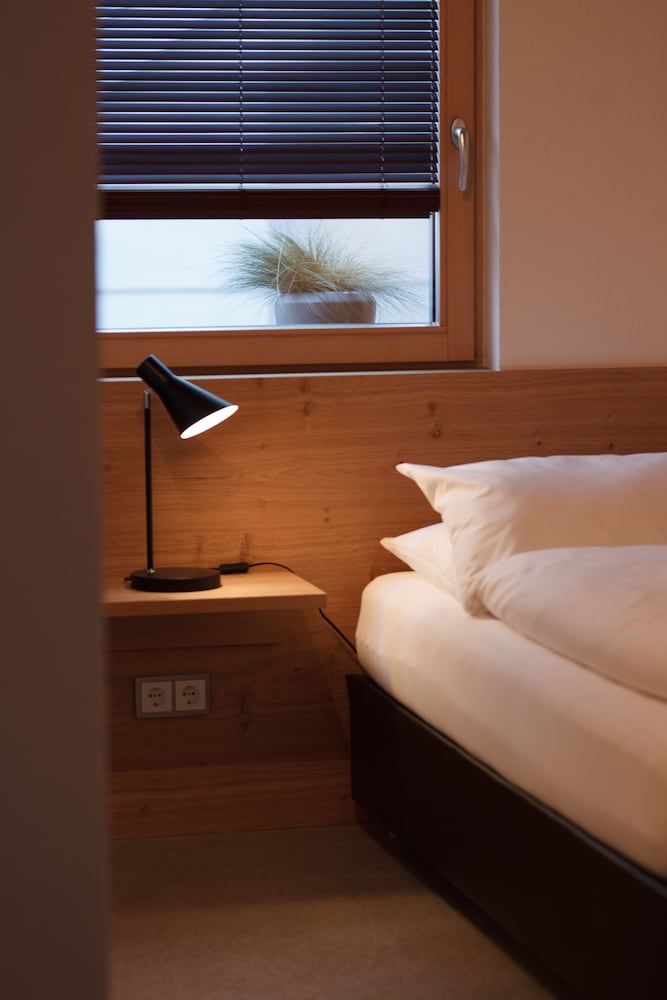 Double Room Single Use, 1 Queen Bed photo 2