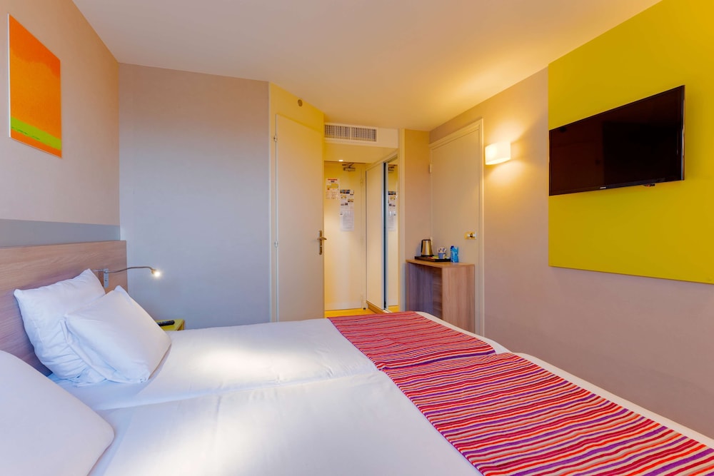 Standard Room, 2 Twin Beds - Photo 1