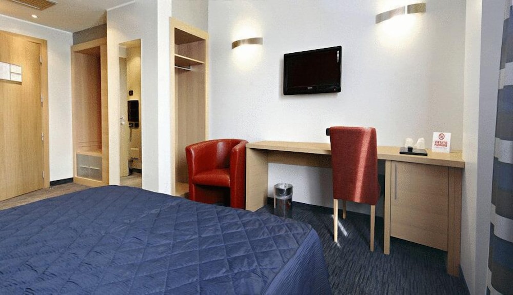 Economy Twin Room, 2 Twin Beds photo 2