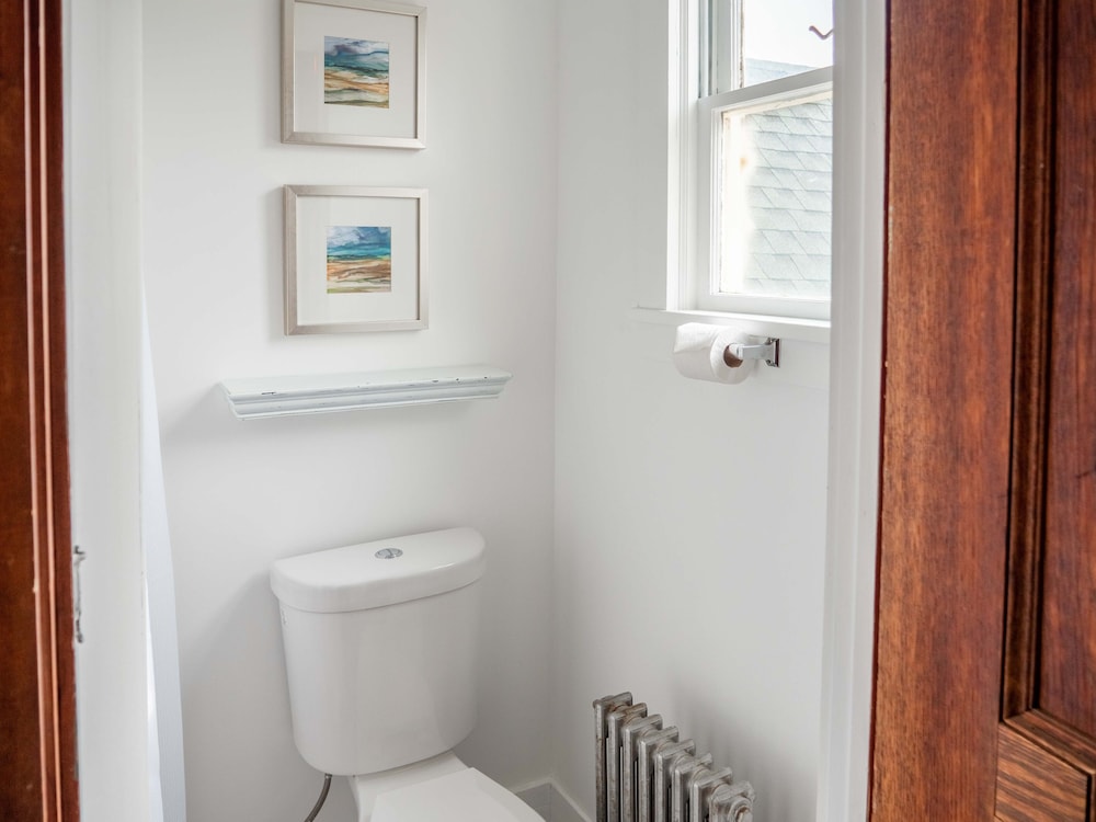 Bushkill Room, 2nd Floor, 1 Queen Bed, Non Smoking, Private Bathroom across hall photo 2