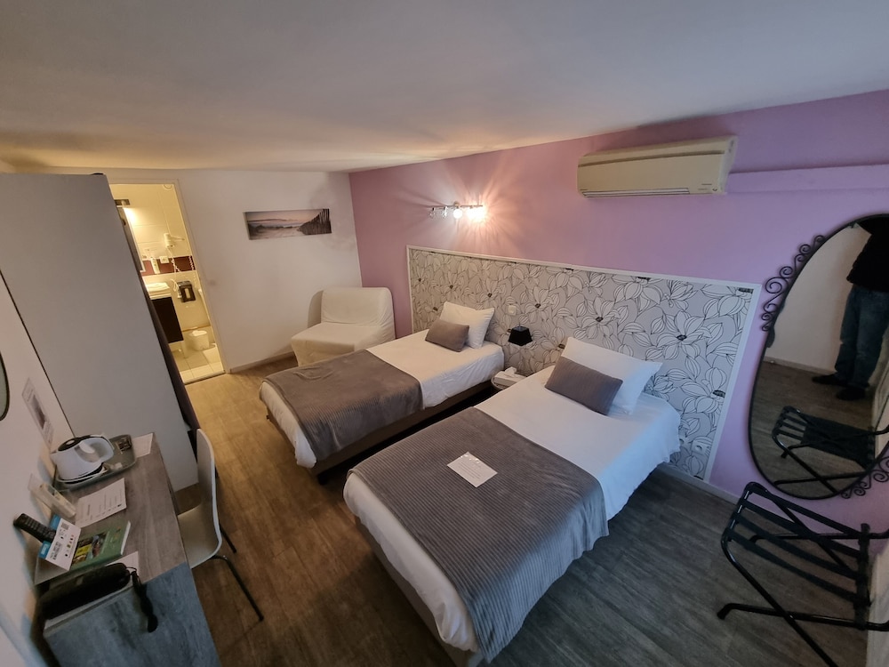 Standard Double Room - Photo 2