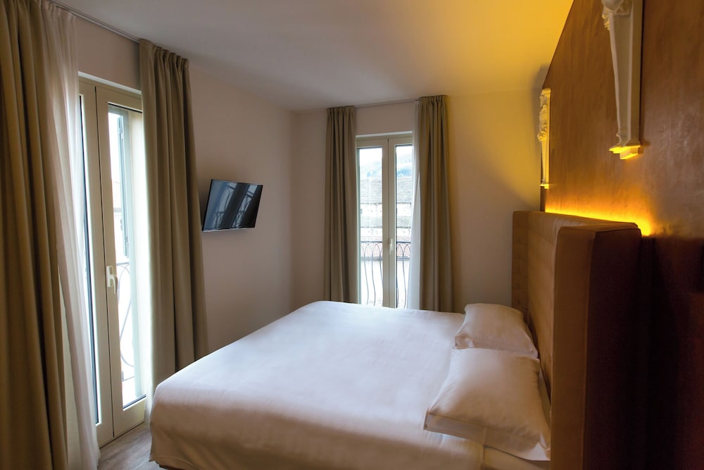 Deluxe Room, 1 King Bed with Sofa bed, Mountain View