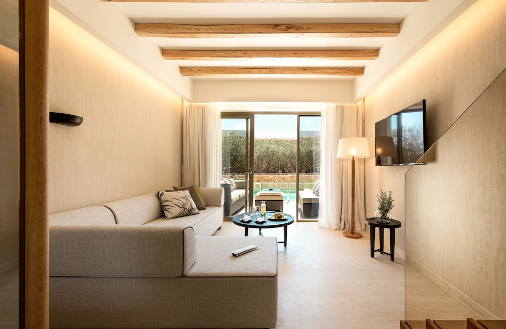 Family Two-Bedroom Suite Swim up sharing pool