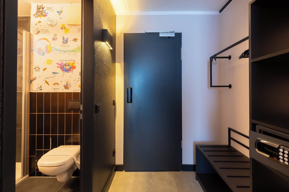 Premium Room, 1 Queen Bed - Photo 25