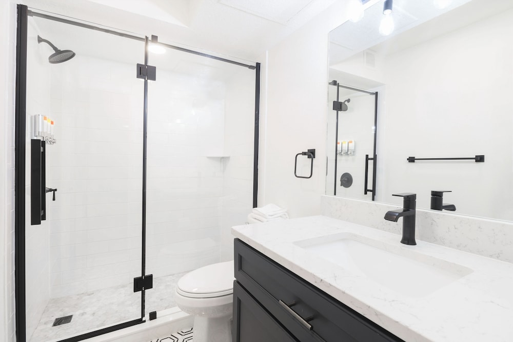 Suite, 2 Bedrooms - Photo 17