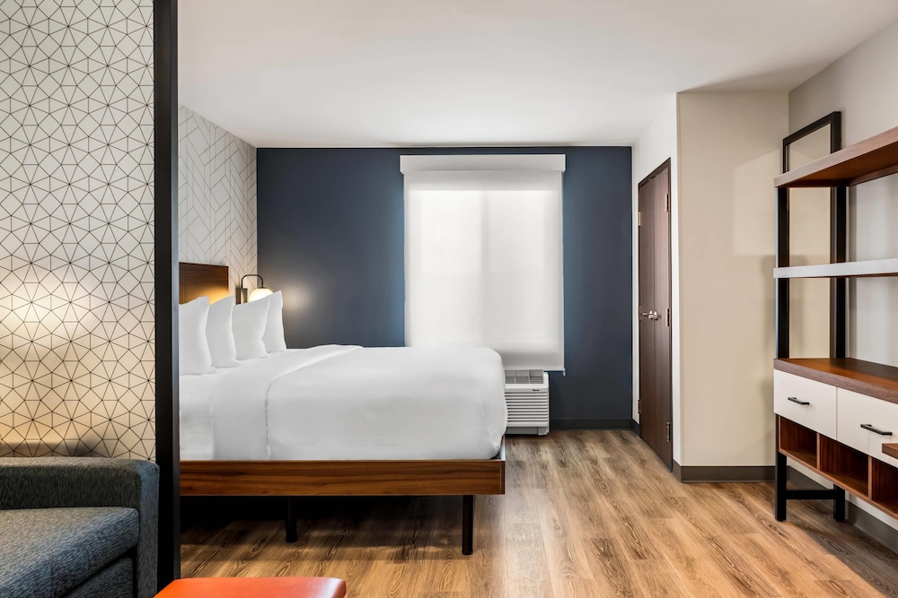 Suite, 1 King Bed, Non Smoking photo 1