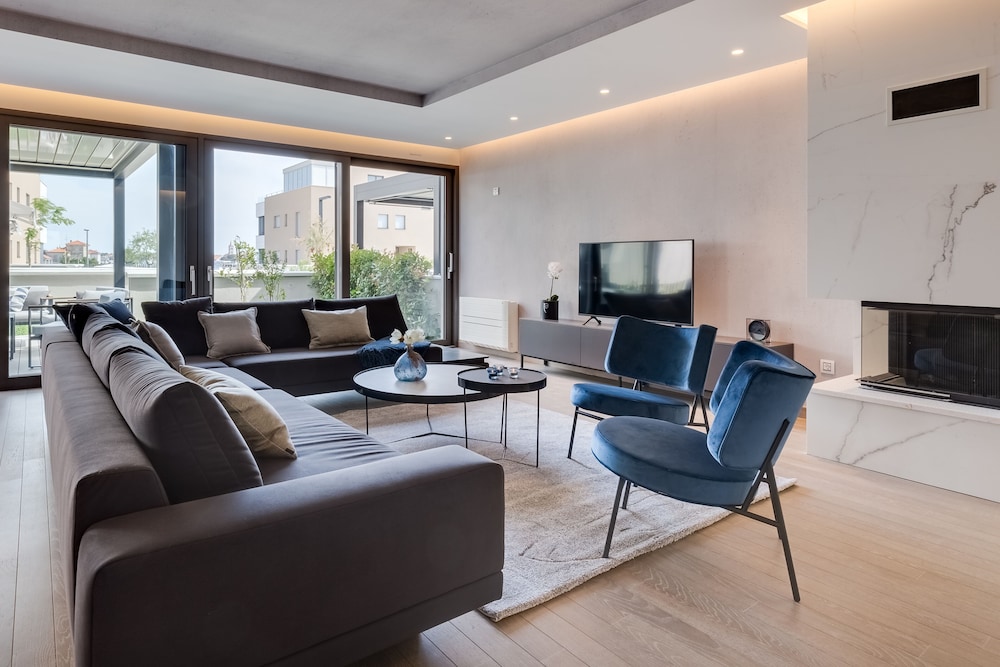 Luxury Apartment, 3 Bedrooms, Hot Tub, Partial Sea View
