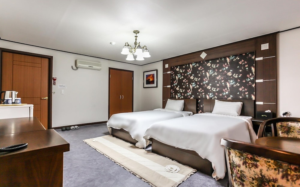 Room (Deluxe Twin (Ocean View)) - Photo 4