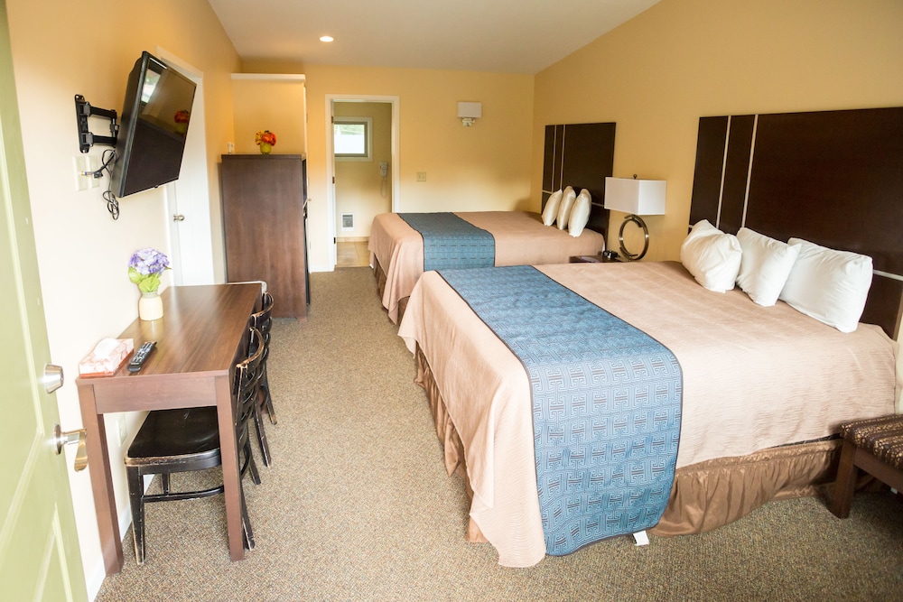 Deluxe Double Room, 2 Queen Beds, Pool Access, Mountain View