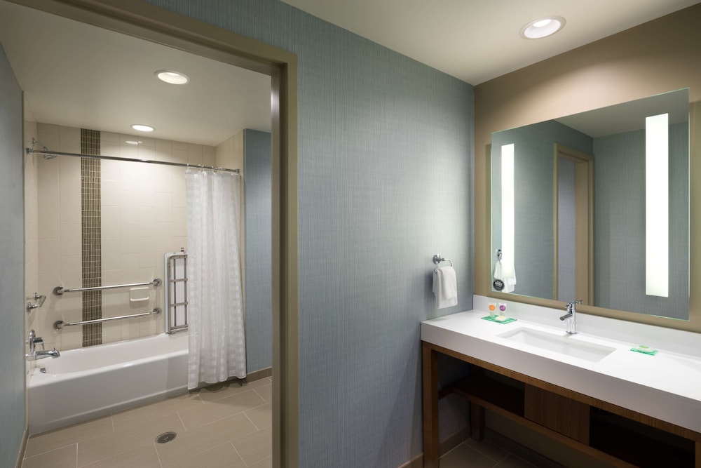Room, 2 Queen Beds, Accessible, Bathtub