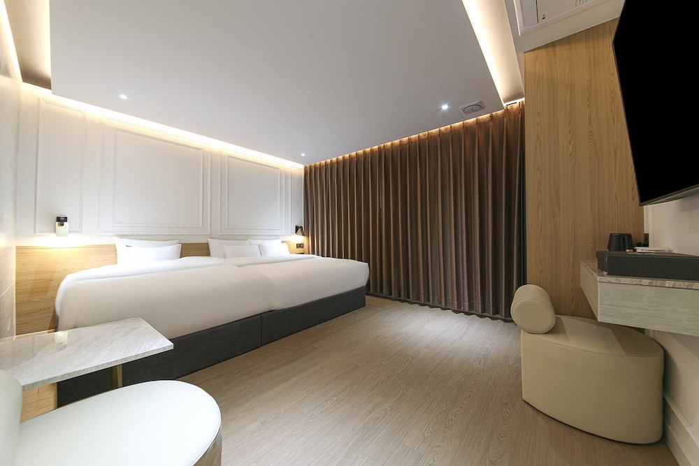 Premium Twin Room - Photo 1