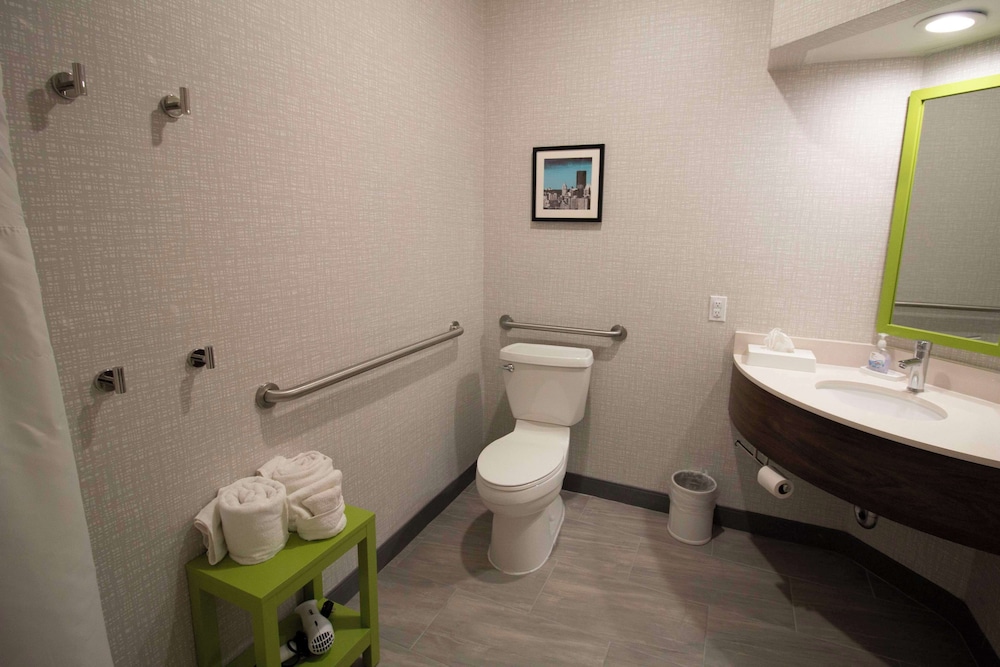 Room, Accessible, Non Smoking (Hearing Impaired/Roll-in Shower) - Photo 8