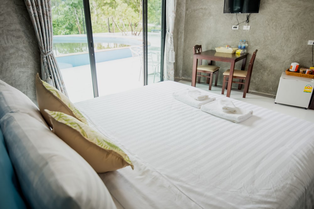 Executive Room, 1 Queen Bed, Pool View photo 3