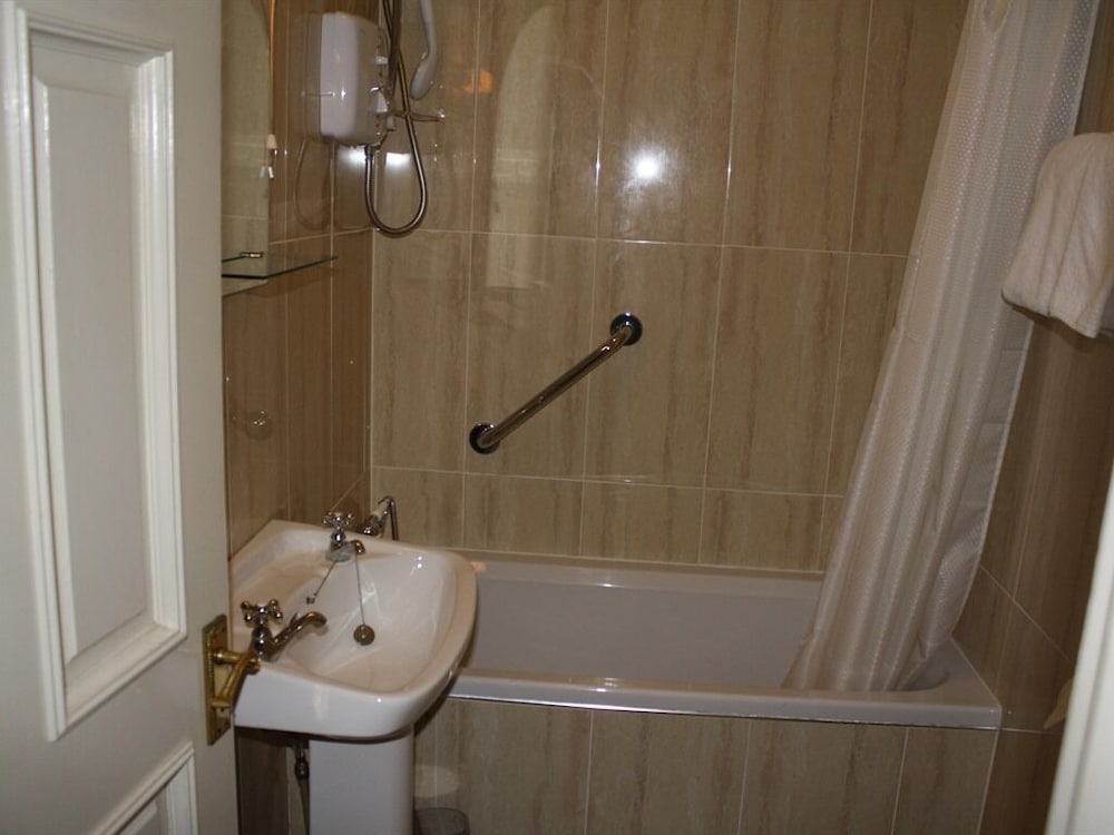 Economy Twin Room, Ensuite (Side Main House) photo 2