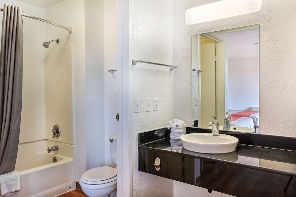 Premium Room, 2 Queen Beds, Non Smoking, Refrigerator & Microwave photo 3