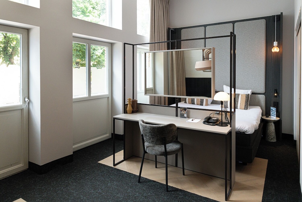 Deluxe Room - Photo 15