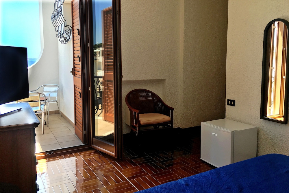 Basic Double Room, 1 Queen Bed, Non Smoking, Sea View photo 1