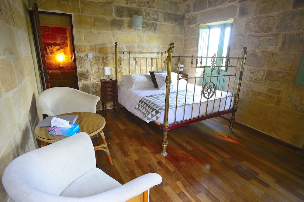 Double or Twin Room (En-suite bathroom & Patio) photo 1