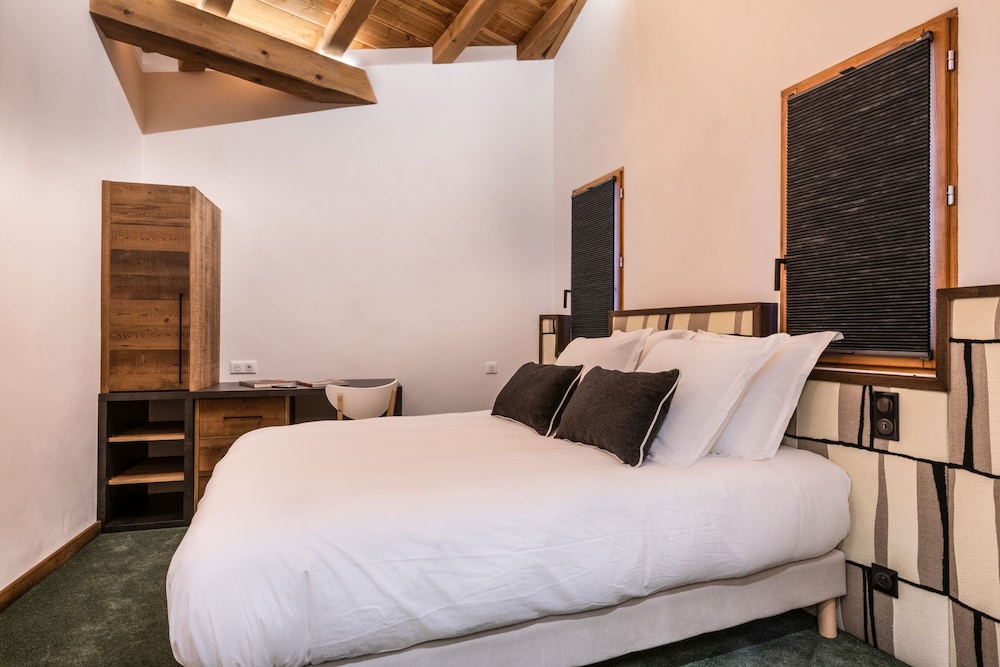 Deluxe Room, 1 Queen Bed, Mountain View photo 1