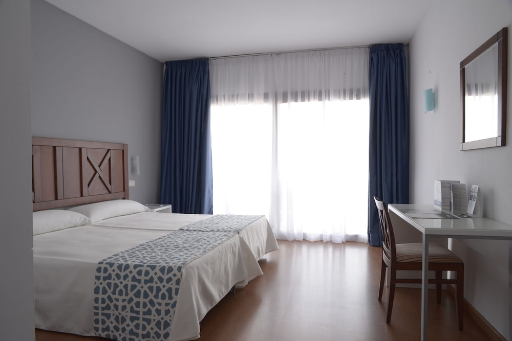 Habitación Con 1 Cama Doble O 2 Individuales + 1 Cama Extra Vistas A La Montaña ( 2 Adultos + 1 Niño)