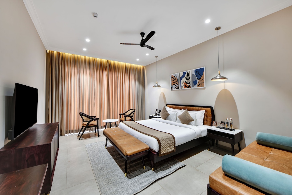 Junior Suite, 1 King Bed, Non Smoking, Garden View photo 3