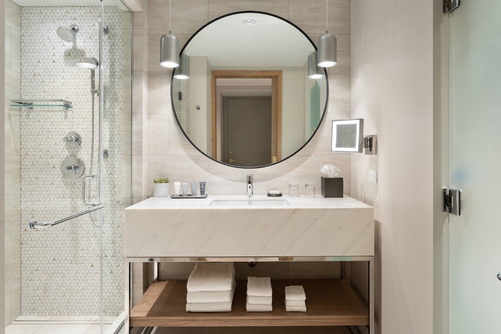 Deluxe Room, 1 King Bed (Hearing Accessible)