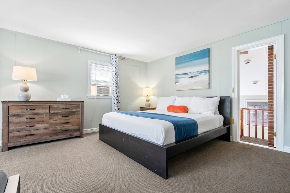 Deluxe King with Second Bedroom