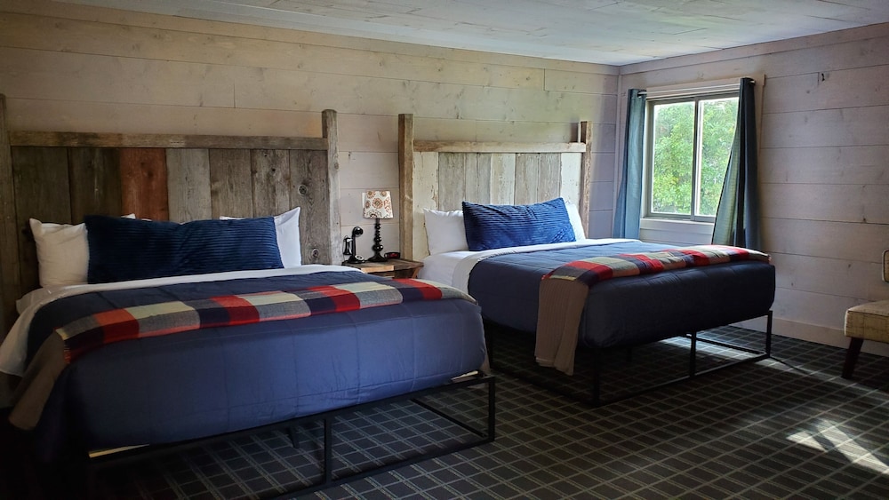 Sixlets 2 King Beds photo 1