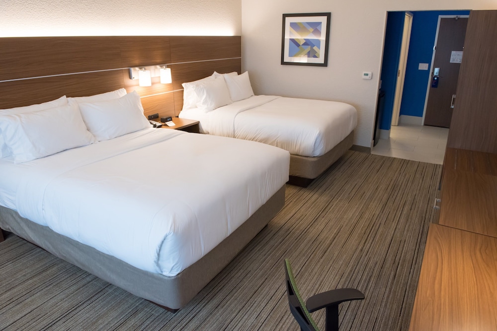 Standard Room, 2 Queen Beds - Photo 3