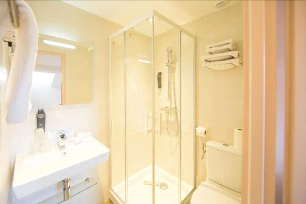 Standard Triple Room, 1 Bedroom, Private Bathroom - Photo 2
