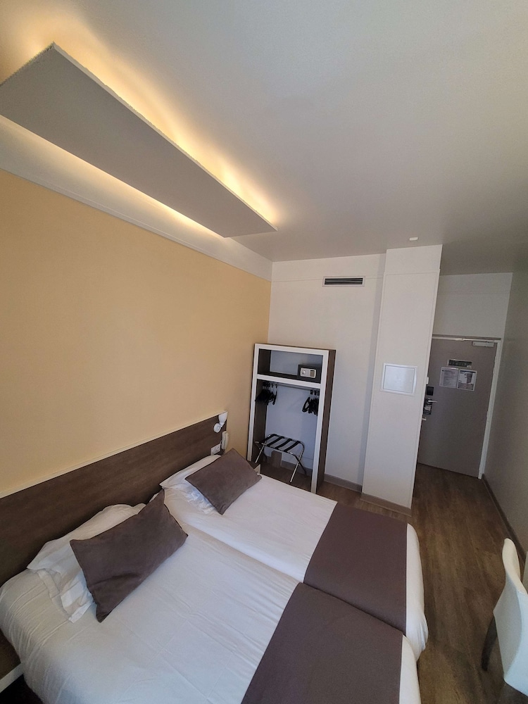 Standard Room, 2 Twin Beds - Photo 39