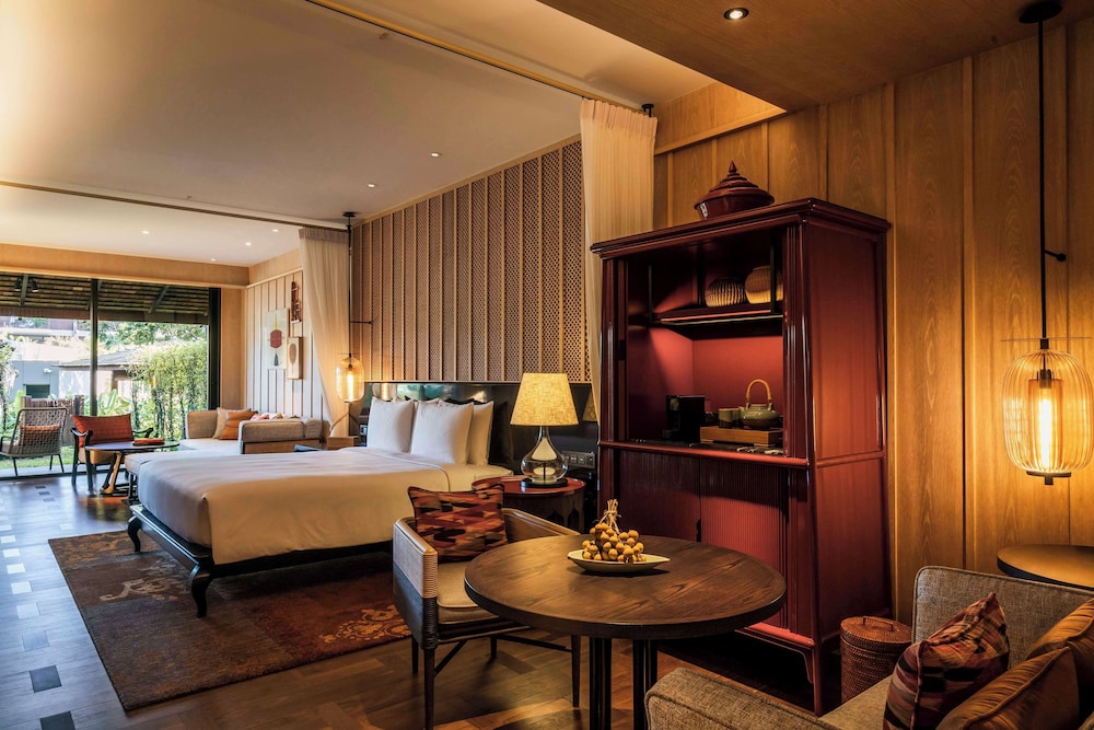 Deluxe Room, 1 King Bed, Garden View - Photo 4
