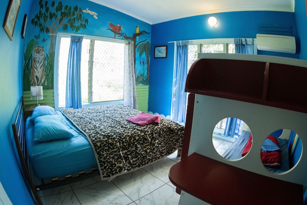 Standard Room Shared Bathroom (Homestay) 1 King, 2 Queen and 2 Bunk beds photo 2