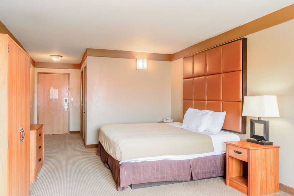 Room, 1 King Bed, Smoking - Photo 6