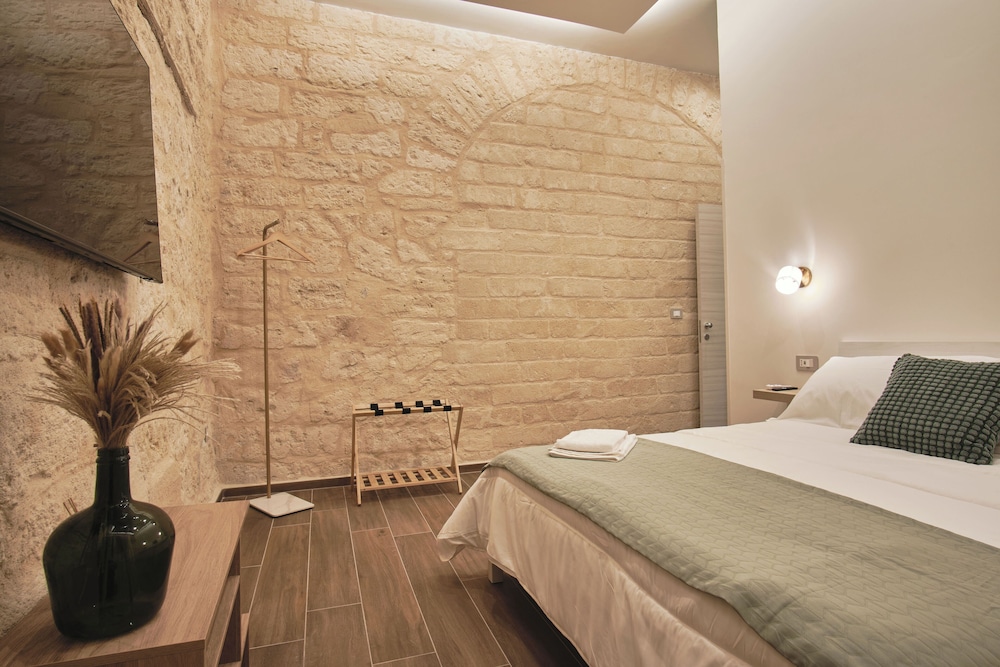Standard Double Room, 1 King Bed, Private Bathroom photo 2