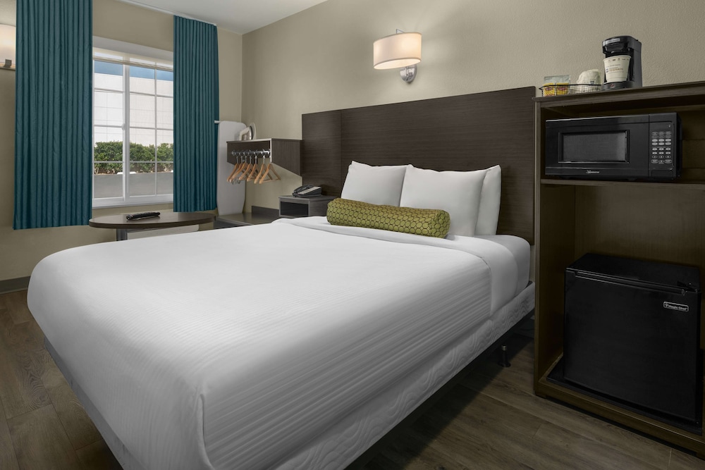 Standard Room, 1 Queen Bed, Accessible, Non Smoking - Photo 3