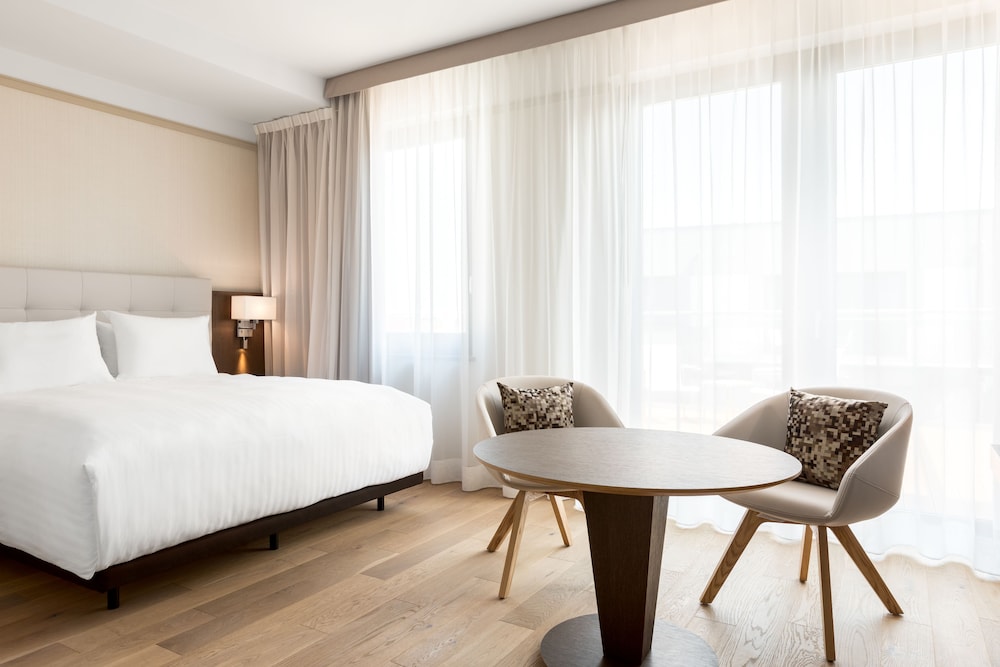 Standard Room, 1 King Bed, Balcony, City View thumbnail 5