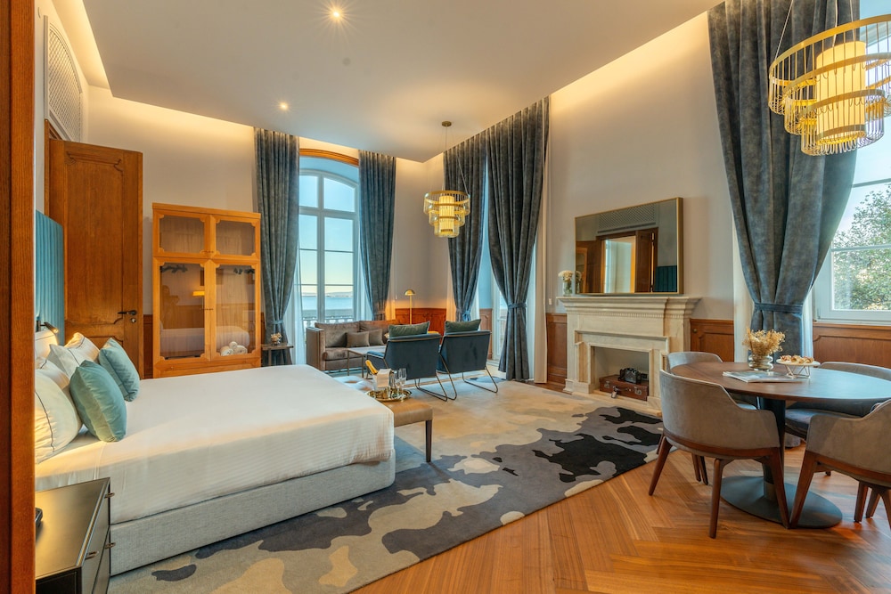 Master Suite, River View