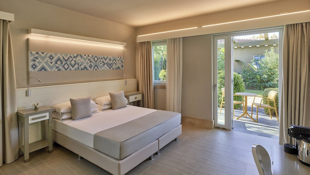 Family Room, Garden View - Photo 1