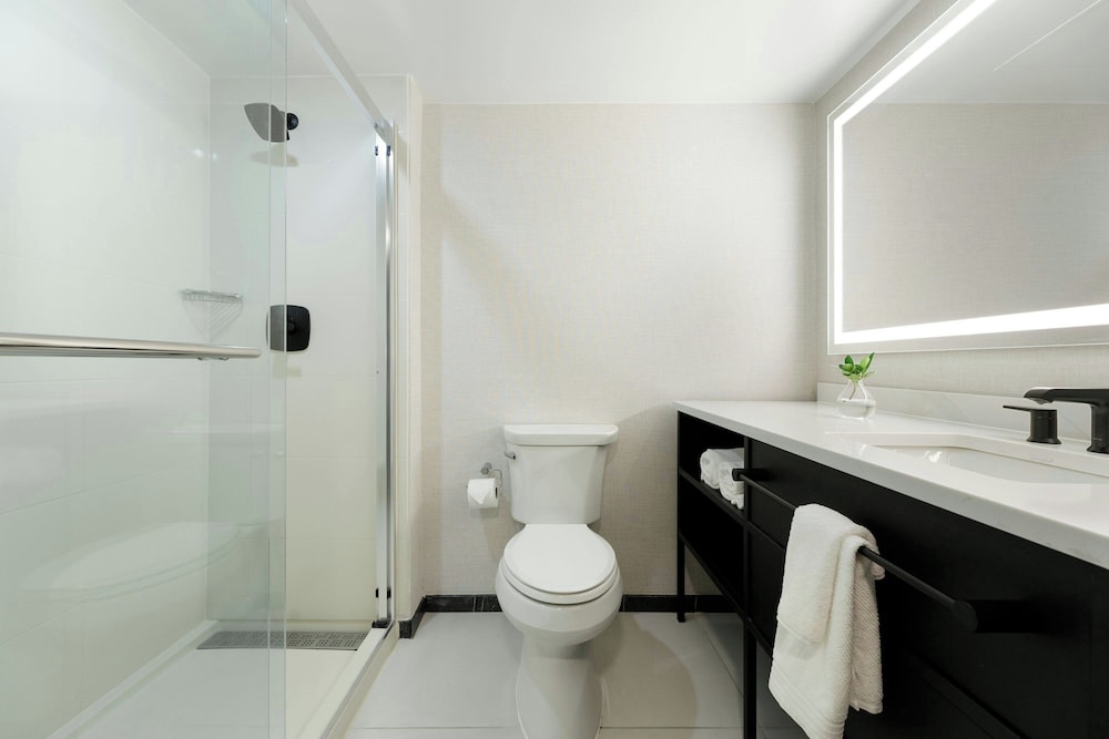 Luxury Suite, 1 Bedroom, Pool View (Mobility Accessible, Roll-in Shower) - Photo 6