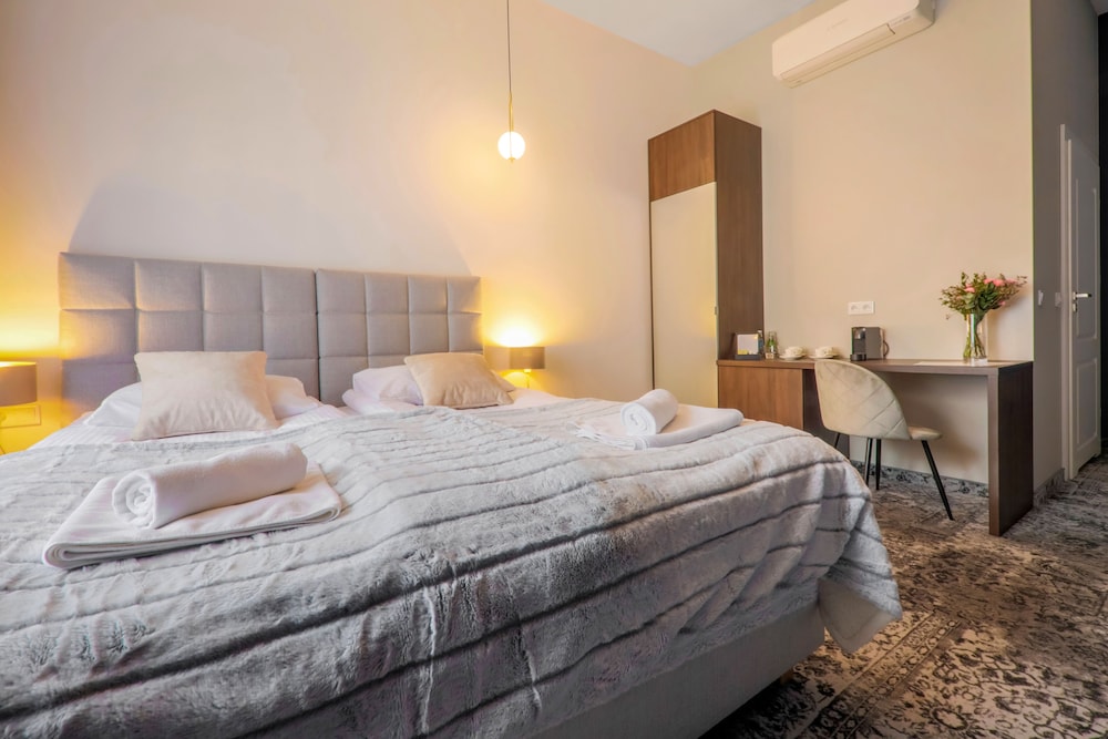Classic Double or Twin Room - Photo 14
