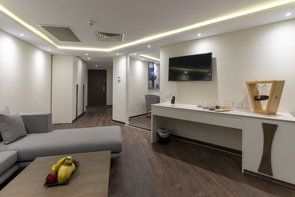 Signature Suite (Posh Club)
