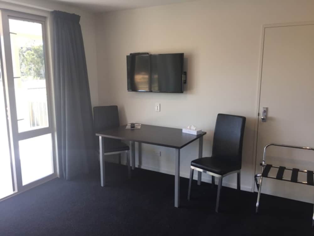 Studio, 1 King Bed, Accessible photo 3