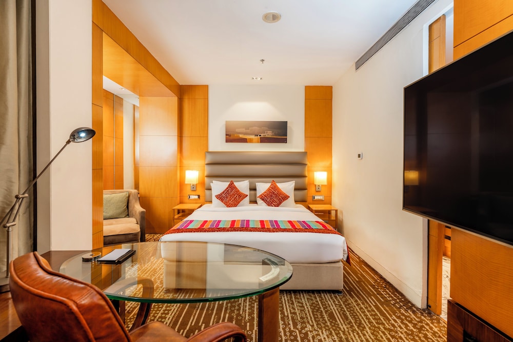 Suite, 1 King Bed - Photo 2
