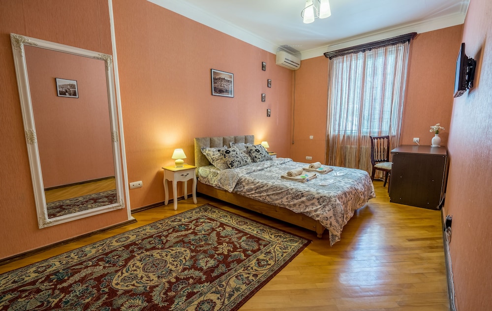 Business Room (3 Guests, Private Bathroom)