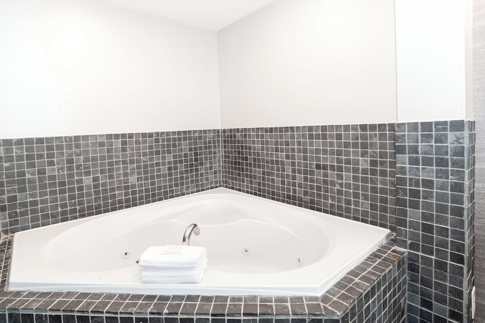 Suite, 1 King Bed, Kitchen (Washer Dryer, Jacuzzi) - Photo 6