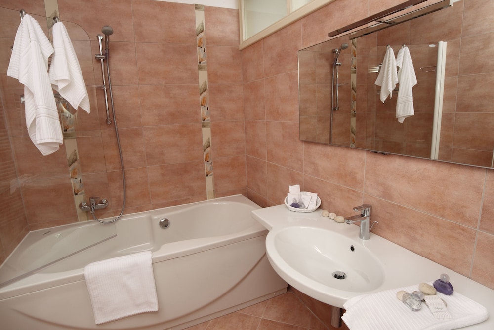 Superior Double Room, Balcony, Sea View - Photo 2