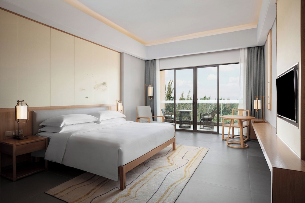 Suite, 1 King Bed, Balcony, Sea View (Seaview) photo 2