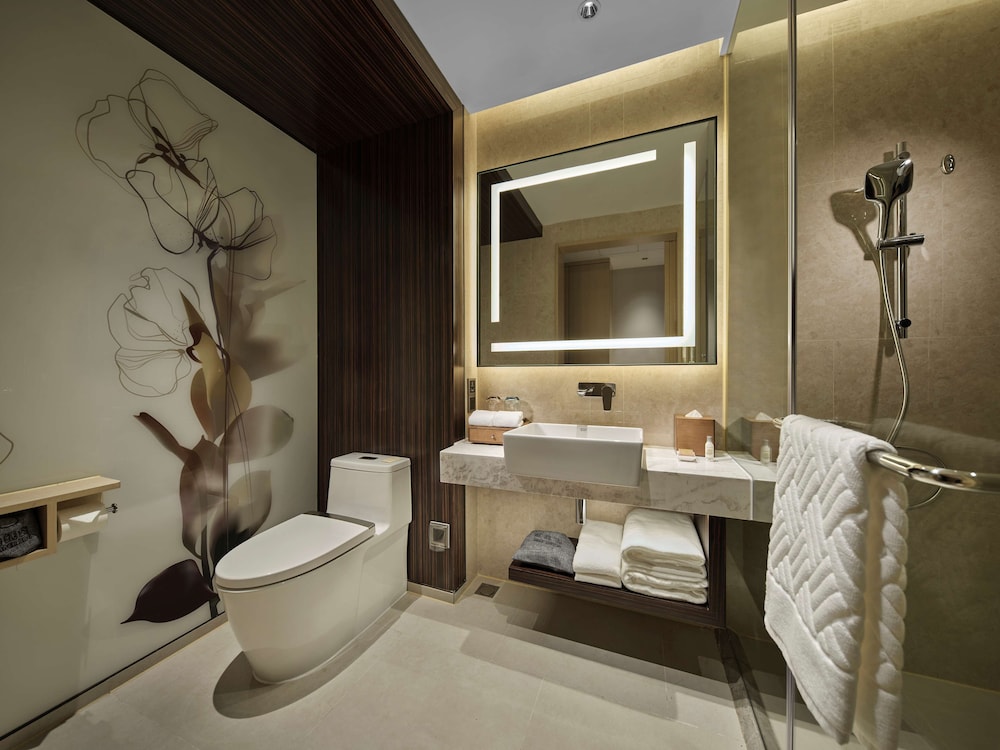 King Guest Room High Floor - Photo 4