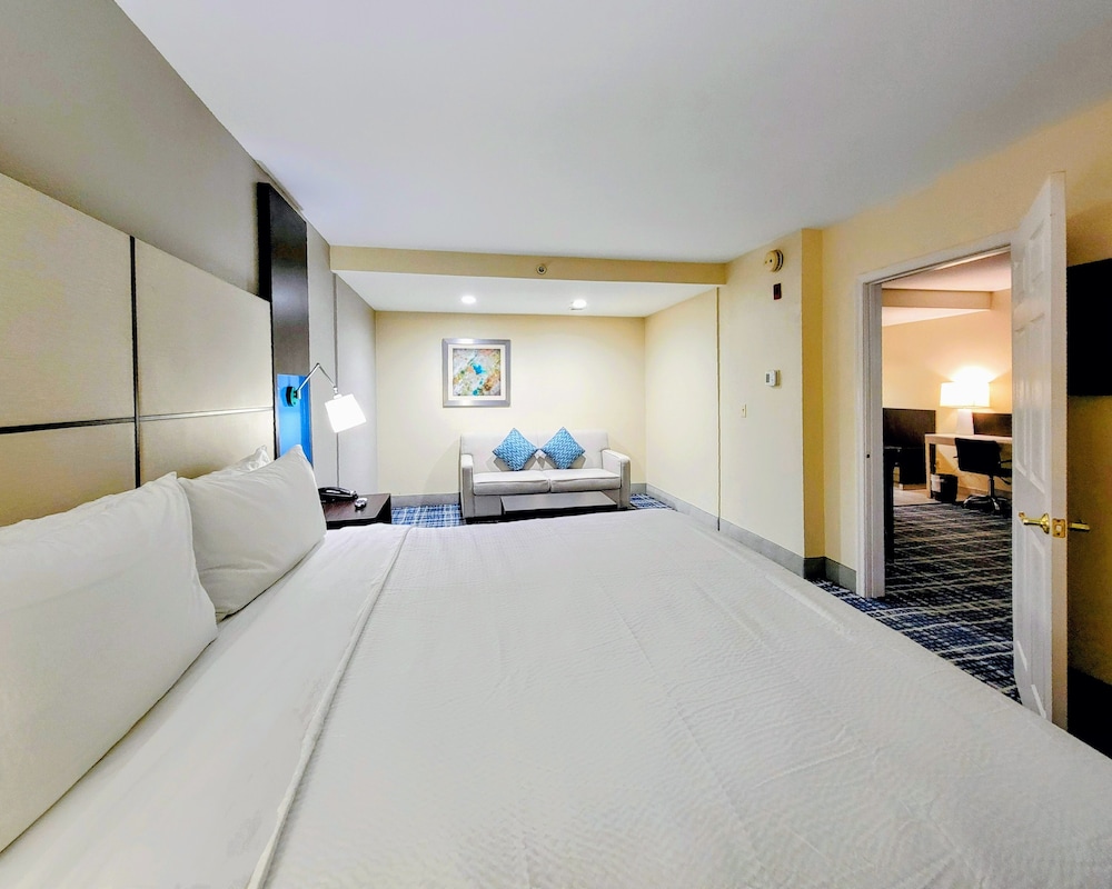 Suite, 1 King Bed with Sofa bed (Additional Living Area) - Photo 4